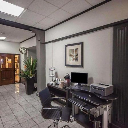 Comfort Inn & Suites Edmonton Buitenkant foto