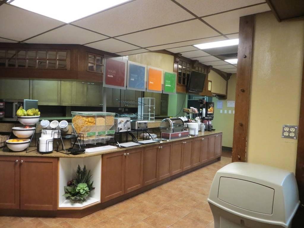 Comfort Inn & Suites Edmonton Buitenkant foto