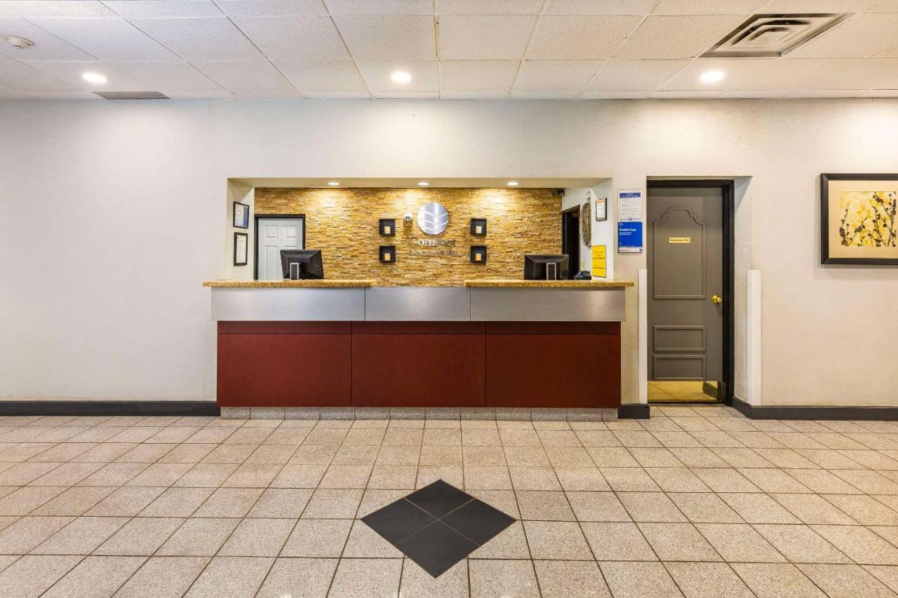 Comfort Inn & Suites Edmonton Buitenkant foto