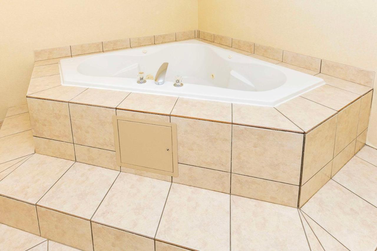 Comfort Inn & Suites Edmonton Buitenkant foto