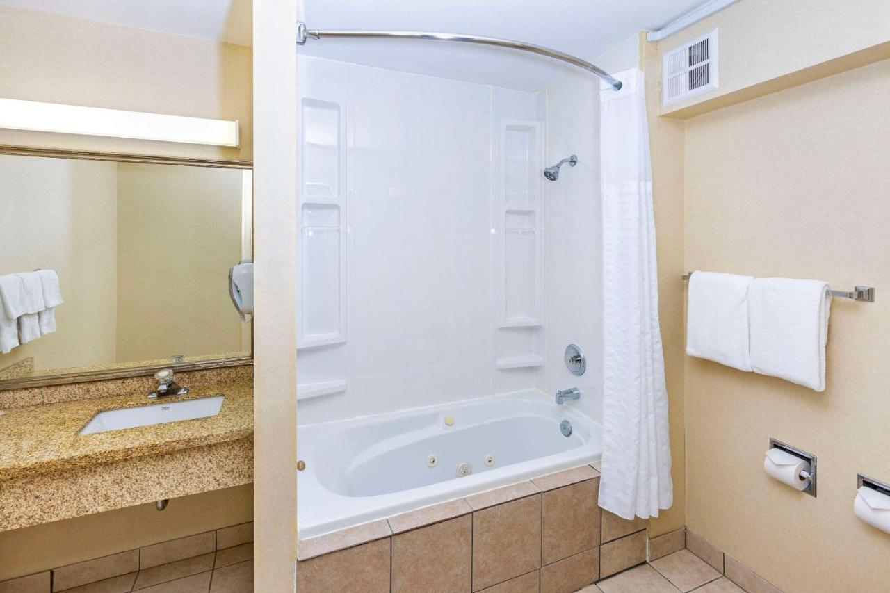 Comfort Inn & Suites Edmonton Buitenkant foto